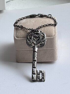 🗝️✨ Steampunk-Inspired Ornate Key Pendant Necklace – Vintage Romance ✨🗝️